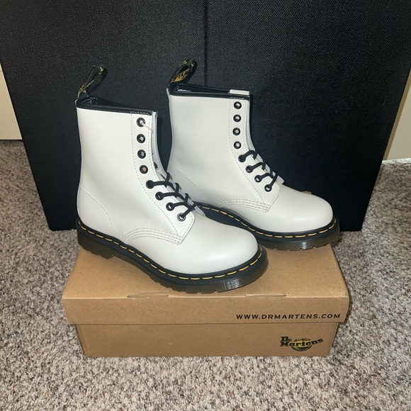 New Dr. Martens 1460 Women’s Smooth Leather Lace Up Boots - Picture 4 of 6